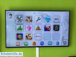 Spielvergnügen für unsere Gäste auf der WiiU mit Gamepad und zwei Controllern - Spielkonsole im familienfreundlichen Ferienhaus schakelvilla mit Sauna und Ruderboot am Wasser in Makkum am IJsselmeer