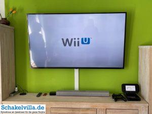WiiU Spielekonsole 27 WiiU mit Gamepad und zwei Controllern - Spielkonsole auf 65 Zoll TV im familienfreundlichen Ferienhaus schakelvilla mit Sauna und Ruderboot am Wasser in Makkum am IJsselmeer