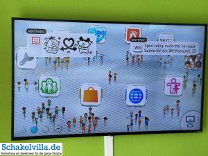 WiiU mit Gamepad und zwei Controllern auf 65 Zoll Smart TV - Spielkonsole im familienfreundlichen Ferienhaus schakelvilla mit Sauna und Ruderboot am Wasser in Makkum am IJsselmeer