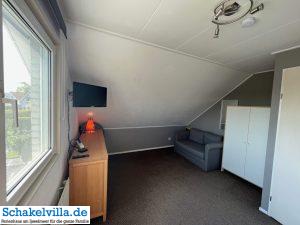 Schlafzimmer zur Wasserseite 29 großes Schlafzimmer mit Schlafcouch und TV in unserem Ferienhaus Schakelvilla - familienfreundliches Ferienhaus mit Sauna und Ruderboot am IJsselmeer
