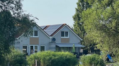 nachhaltiges Ferienhaus Schakelvilla für die ganze Familie - Kinderausstattung Sauna Ruderboot direkt am Wasser und 300 Meter bis zum Sandstrand