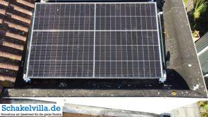 10400 Watt Peak PV-Anlage mit 26 Titan Modulen von Risen und Enphase Wechselrichter 7 Ein Modul auf dem Flachdach - 10.400 Watt Peak PV-Anlage mit 26 Titan Modulen von Risen und Enphase Wechselrichter - nachhaltiges Ferienhaus Schakelvilla