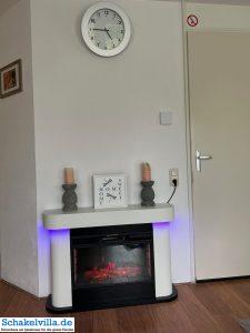 Kamin im Ferienhaus 8 Kamin mit diversen Lichtern - Wohlfühlatmosphäre bei uns im Wohnzimmer des Ferienhauses Schakelvilla gibt nun ein LED-Elektrokamin der Firma Klarstein mit zwei elektrischen Heizstufen