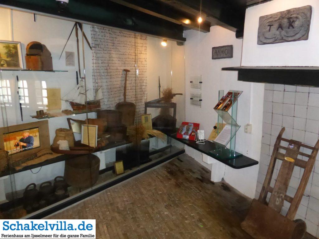 Franeker 28 Ausstellung hinter Glas im Planetarium Franeker - Schakelvilla Ferienhaus mit Sauna und Ruderboot in Makkum am IJsselmeer