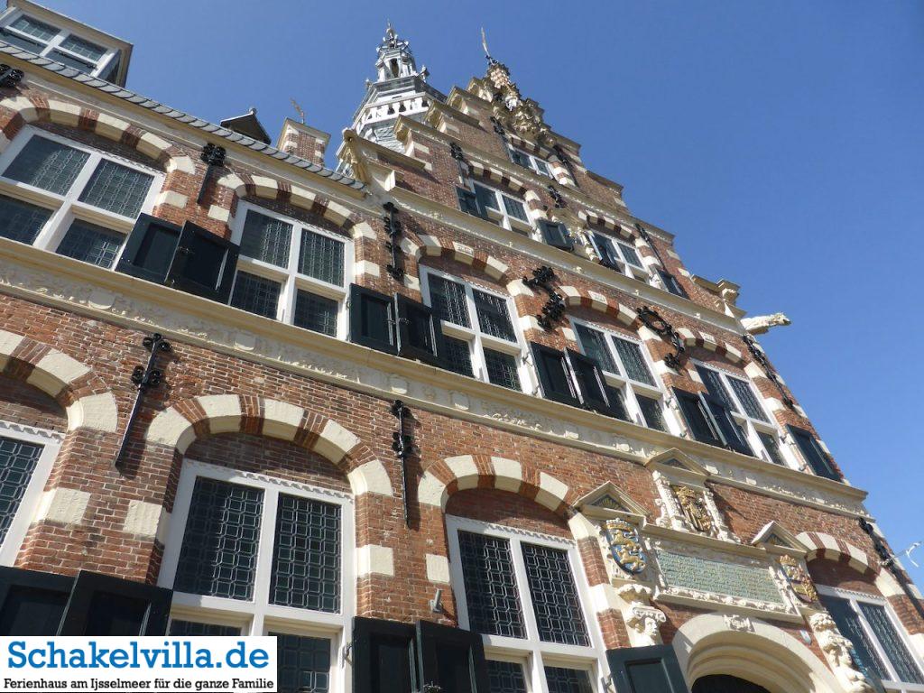 Blick auf den Glockenturm Franeker - Schakelvilla Ferienhaus mit Sauna und Ruderboot in Makkum am IJsselmeer