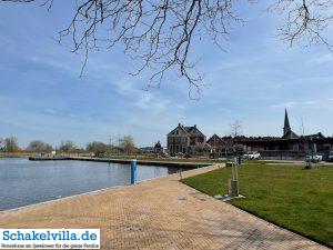 Woudsend 40 Blick aufs Hafenwasser - Woudsend - Schakelvilla - Ferienhaus mit Sauna Kamin und Ruderboot am IJsselmeer in Makkum