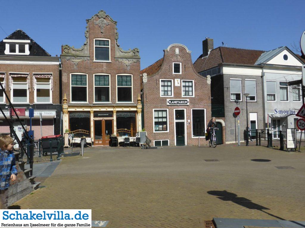 Blick aufs Planetarium Franeker - Schakelvilla Ferienhaus mit Sauna und Ruderboot in Makkum am IJsselmeer