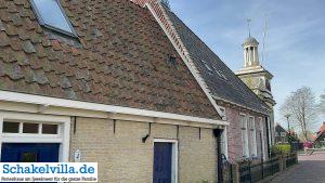 Gasse mit Kirche - Woudsend - Schakelvilla - Ferienhaus mit Sauna Kamin und Ruderboot am IJsselmeer in Makkum