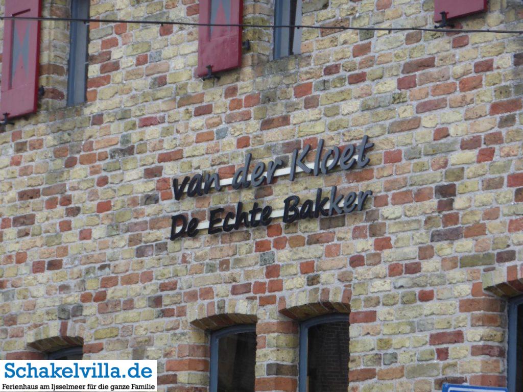 Hausbeschriftung van der Kloet Bakker Franeker - Schakelvilla Ferienhaus mit Sauna und Ruderboot in Makkum am IJsselmeer