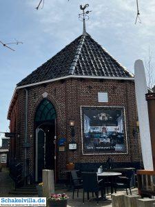 Woudsend 28 Kerk Restaurant t Ponkje - Woudsend - Schakelvilla - Ferienhaus mit Sauna Kamin und Ruderboot am IJsselmeer in Makkum