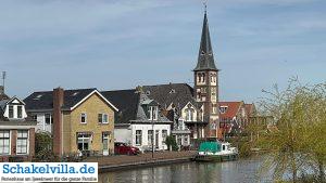Kirche am Wasser - Woudsend - Schakelvilla - Ferienhaus mit Sauna Kamin und Ruderboot am IJsselmeer in Makkum