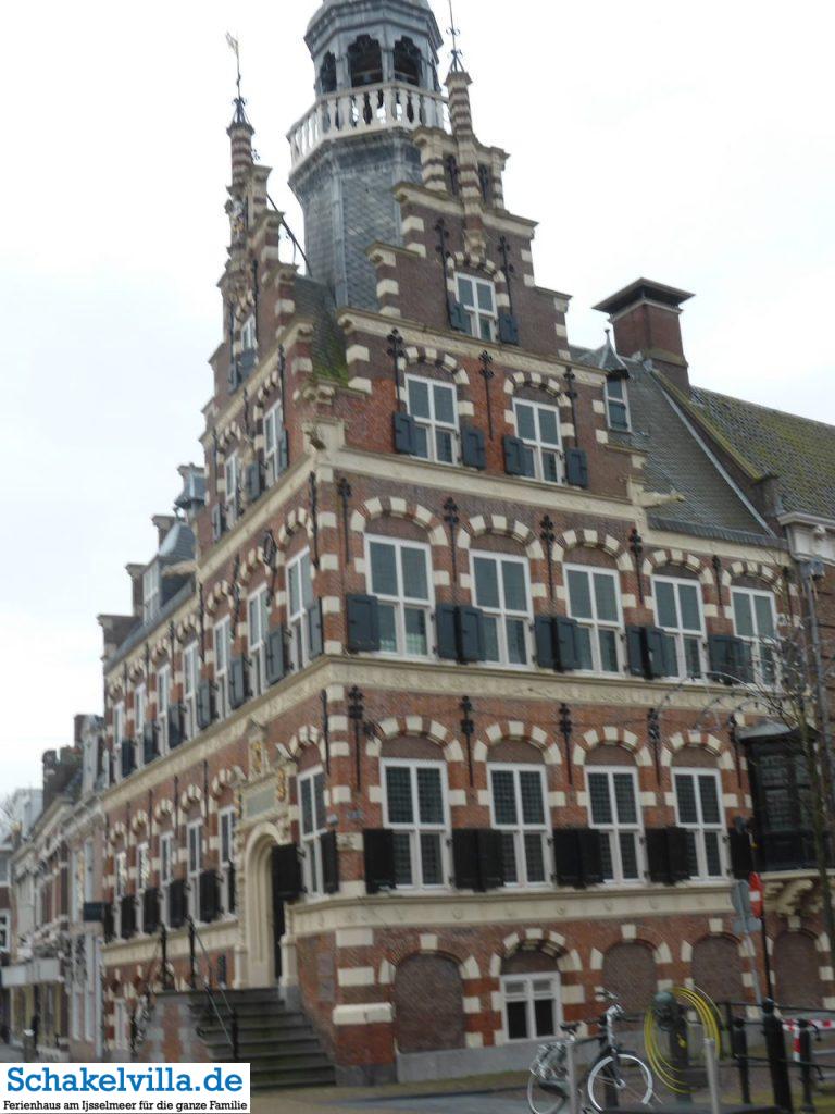 Franeker 49 Nahaufnahme hitorisches Gebäude in Franeker - Schakelvilla Ferienhaus mit Sauna und Ruderboot in Makkum am IJsselmeer