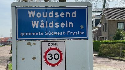 Ausflugstipp Woudsend 1 Ortseingangsschild - Woudsend - Schakelvilla - Ferienhaus mit Sauna Kamin und Ruderboot am IJsselmeer in Makkum