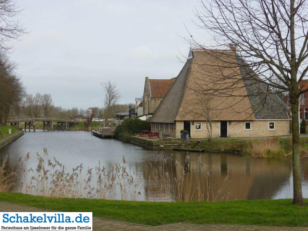 Ortsrand Franeker - Schakelvilla Ferienhaus mit Sauna und Ruderboot in Makkum am IJsselmeer