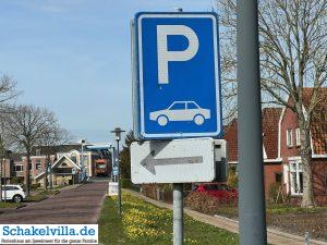 Parkplatz - Woudsend - Schakelvilla - Ferienhaus mit Sauna Kamin und Ruderboot am IJsselmeer in Makkum
