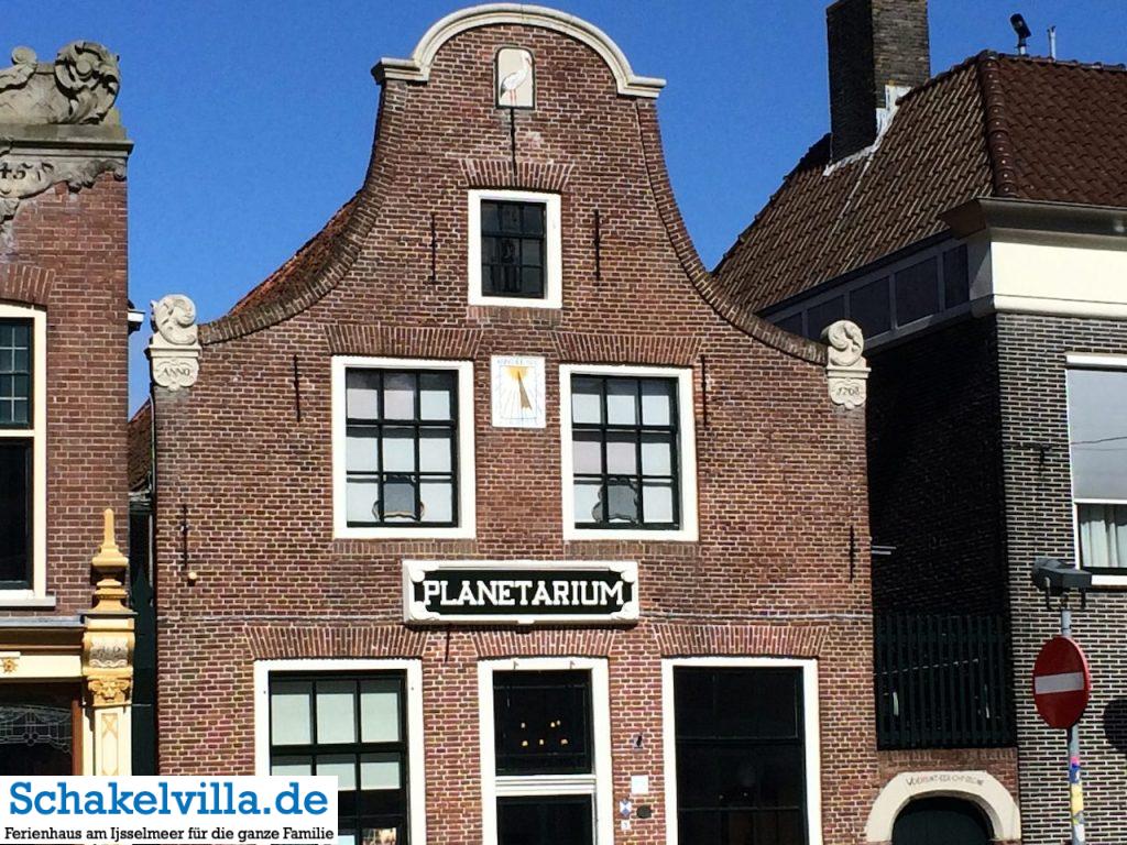 Planetarium Franeker - Schakelvilla Ferienhaus mit Sauna und Ruderboot in Makkum am IJsselmeer