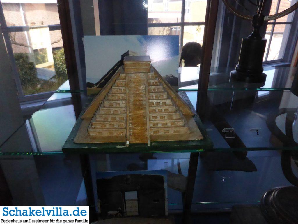 Franeker 38 Pyraminde im Planetarium Franeker - Schakelvilla Ferienhaus mit Sauna und Ruderboot in Makkum am IJsselmeer