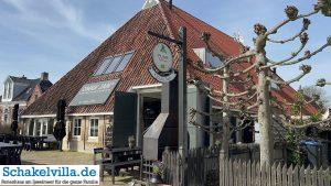 Woudsend 12 Restaurant Omke Jan - Woudsend - Schakelvilla - Ferienhaus mit Sauna Kamin und Ruderboot am IJsselmeer in Makkum