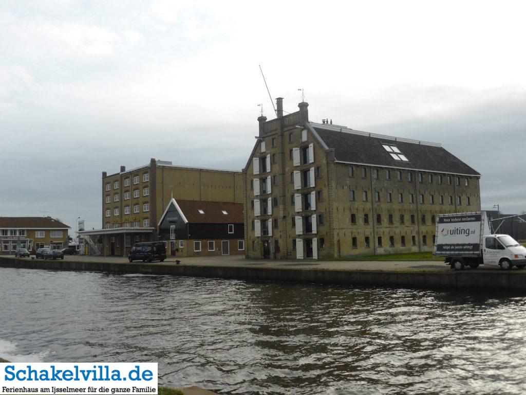 alte Speicher am Wasser Franeker - Schakelvilla Ferienhaus mit Sauna und Ruderboot in Makkum am IJsselmeer
