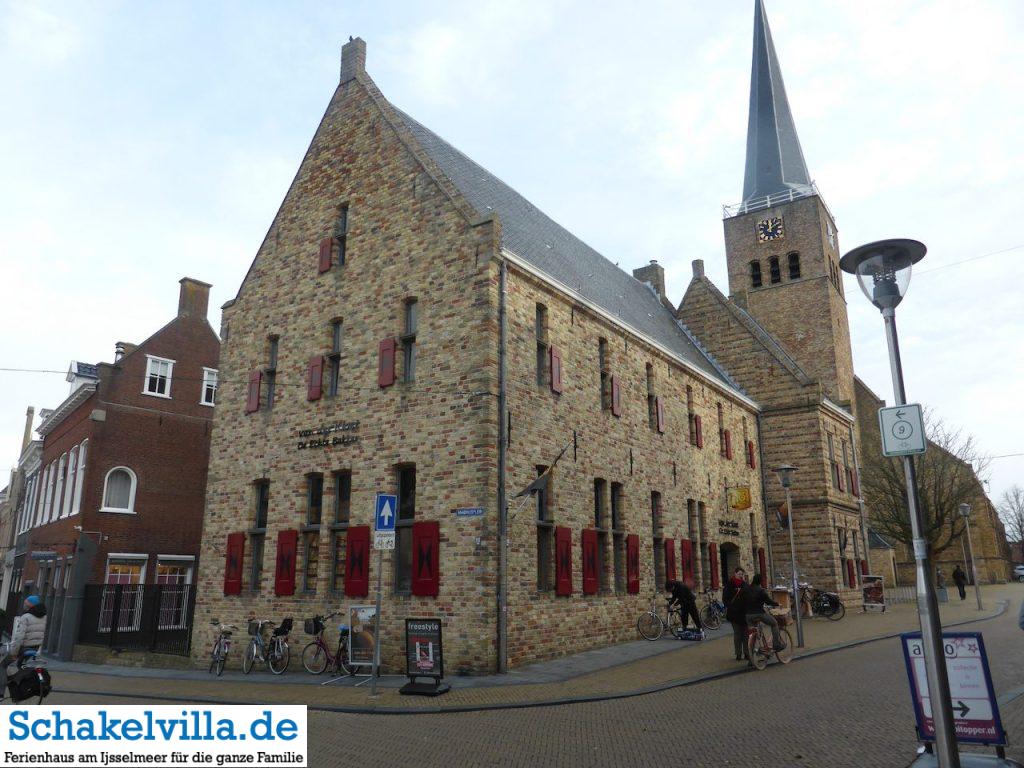 Franeker 8 van der Kloet Bakker Straßenansicht Franeker - Schakelvilla Ferienhaus mit Sauna und Ruderboot in Makkum am IJsselmeer