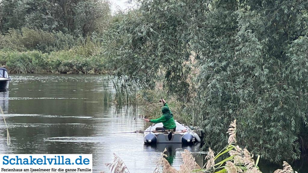 Angeln vom Boot - in der Nähe vom Ferienhaus Schakelvilla mit Ruderboot Steg und Sauna in Makkum am IJsselmeer