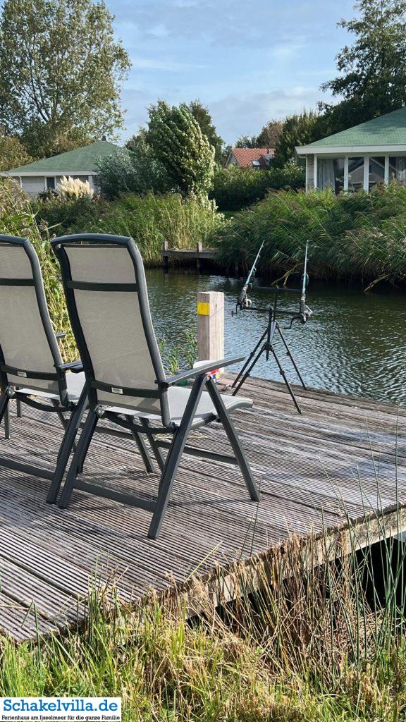 Angeln vom Steg am Ferienhaus - in der Nähe vom Ferienhaus Schakelvilla mit Ruderboot Steg und Sauna in Makkum am IJsselmeer