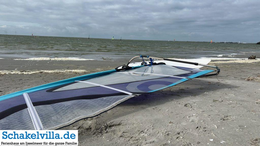 Kite- und Surfparadies in Makkum 9 Ausblick über das Surfsegel - Schakelvilla Ferienhaus mit Sauna Kamin und Ruderboot in Makkum am IJsselmeer