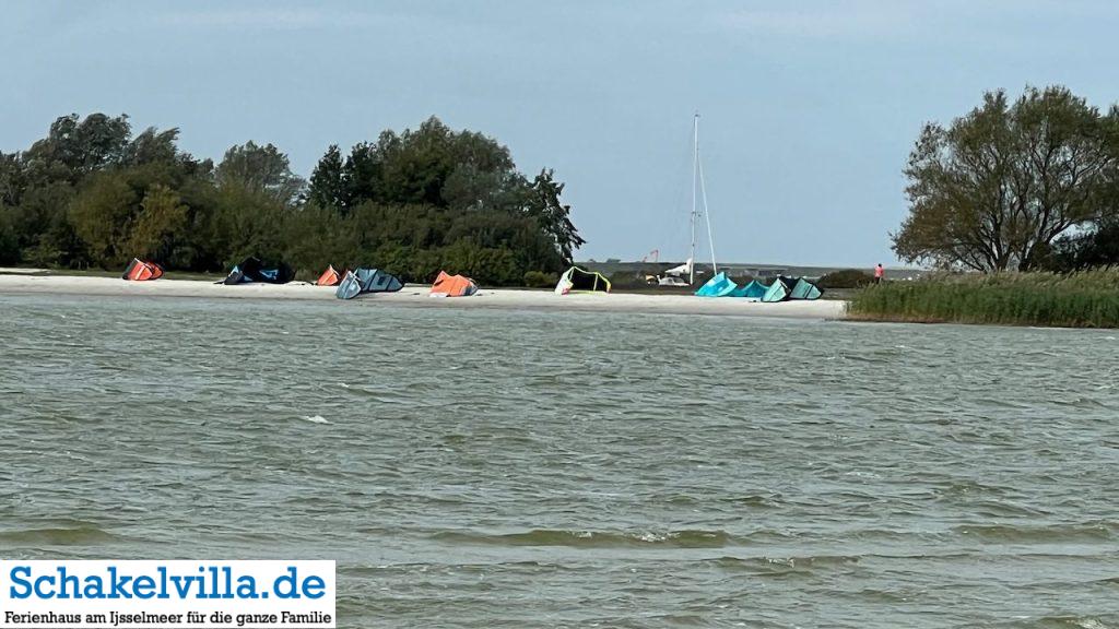Kite- und Surfparadies in Makkum 12 Kiter in Pause - Schakelvilla Ferienhaus mit Sauna Kamin und Ruderboot in Makkum am IJsselmeer