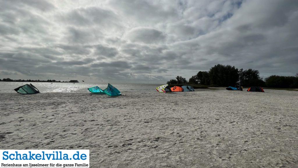 Kite- und Surfparadies in Makkum 11 Kites am Morgen - Schakelvilla Ferienhaus mit Sauna Kamin und Ruderboot in Makkum am IJsselmeer