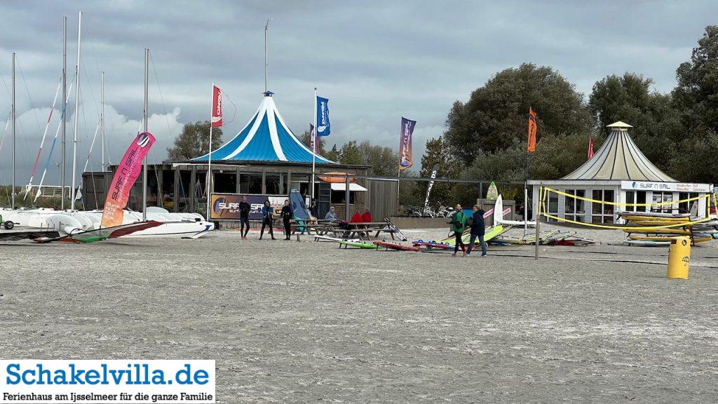 Surfschule Surf n Sail Makkum - Schakelvilla Ferienhaus mit Sauna Kamin und Ruderboot in Makkum am IJsselmeer