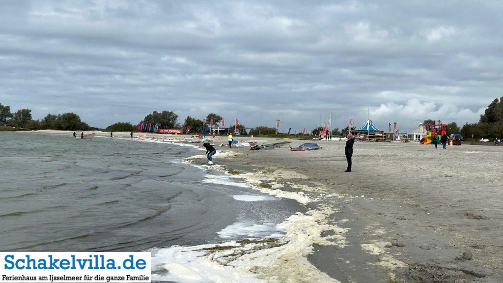 Surftreiben am Strand im herbst - Schakelvilla Ferienhaus mit Sauna Kamin und Ruderboot in Makkum am IJsselmeer