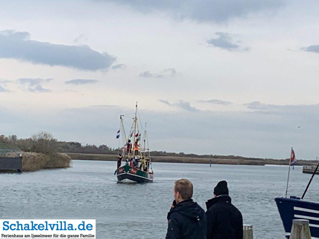 Intocht Sinterklaas Saint Nicolas im Buitenhaven Makkum 4 Ansage von Sinterklaas im Buitenhaven Makkum - Schakelvilla Ferienhaus mit Sauna und Ruderboot in Makkum am IJsselmeer