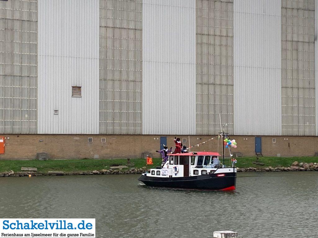 Intocht Sinterklaas Saint Nicolas im Buitenhaven Makkum 7 Boot mit Sinterklaas wendetArche Noah im Buitenhaven Makkum - Schakelvilla Ferienhaus mit Sauna und Ruderboot in Makkum am IJsselmeer