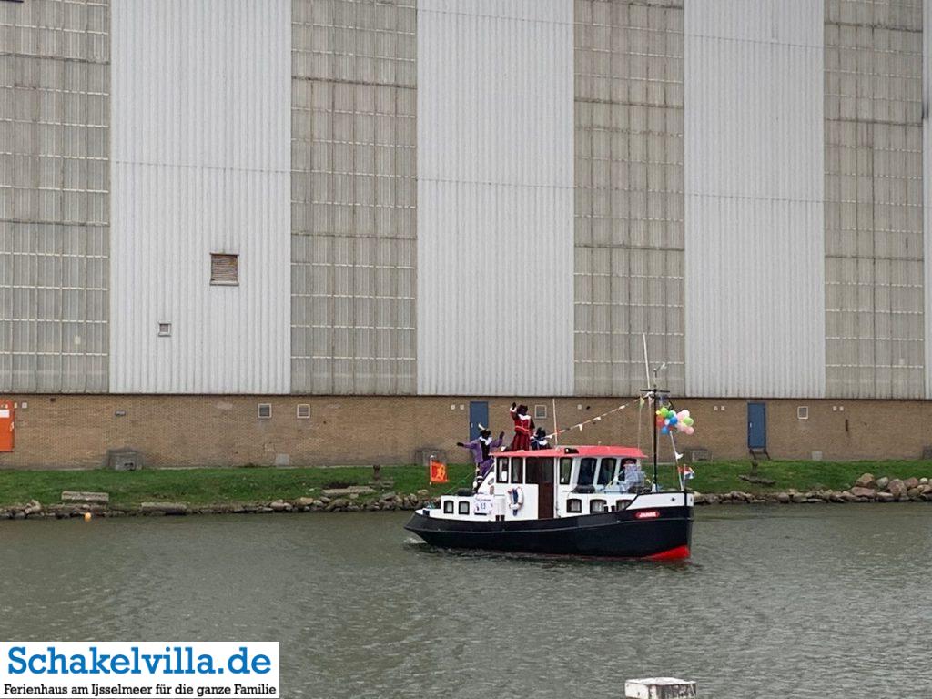 Boot mit Sinterklaas wendetArche Noah im Buitenhaven Makkum - Schakelvilla Ferienhaus mit Sauna und Ruderboot in Makkum am IJsselmeer