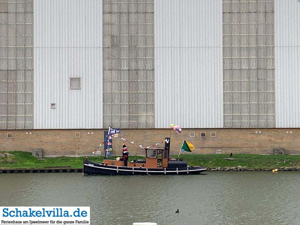 Boot mit SinterklaasArche Noah im Buitenhaven Makkum - Schakelvilla Ferienhaus mit Sauna und Ruderboot in Makkum am IJsselmeer