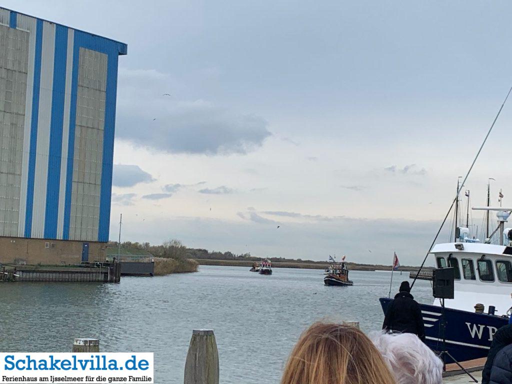 Intocht Sinterklaas Saint Nicolas im Buitenhaven Makkum 3 Sinteklaas am HorizontArche Noah im Buitenhaven Makkum - Schakelvilla Ferienhaus mit Sauna und Ruderboot in Makkum am IJsselmeer