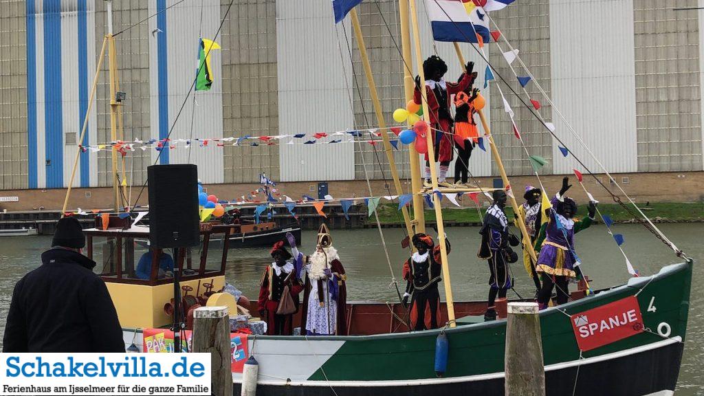 Intocht Sinterklaas Saint Nicolas im Buitenhaven Makkum 16 Sinterklaas im Buitenhaven Makkum - Schakelvilla Ferienhaus mit Sauna und Ruderboot in Makkum am IJsselmeer