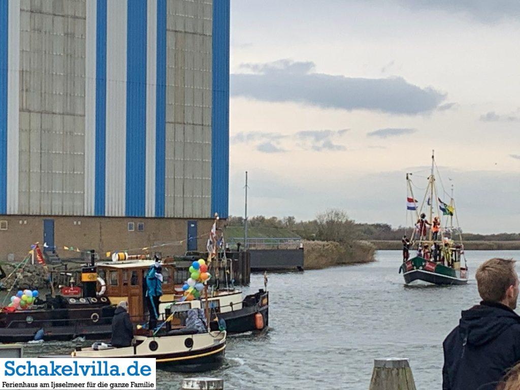 Intocht Sinterklaas Saint Nicolas im Buitenhaven Makkum 6 Sinterklaas ist es voll im Buitenhaven Makkum - Schakelvilla Ferienhaus mit Sauna und Ruderboot in Makkum am IJsselmeer