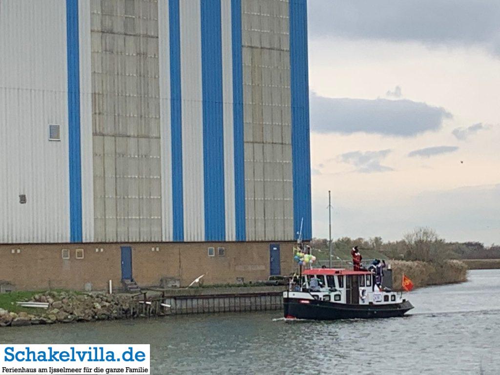 Sinterklaas kommt mit dem BootArche Noah im Buitenhaven Makkum - Schakelvilla Ferienhaus mit Sauna und Ruderboot in Makkum am IJsselmeer