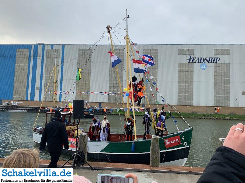 Intocht Sinterklaas Saint Nicolas im Buitenhaven Makkum 13 Sinterklaas legt mit zwarte Piet an im Buitenhaven Makkum - Schakelvilla Ferienhaus mit Sauna und Ruderboot in Makkum am IJsselmeer