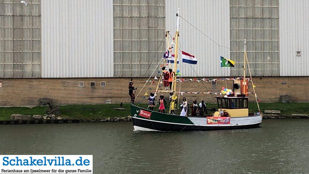 Sinterklaas und Spanje Yacht im Buitenhaven Makkum - Schakelvilla Ferienhaus mit Sauna und Ruderboot in Makkum am IJsselmeer.png