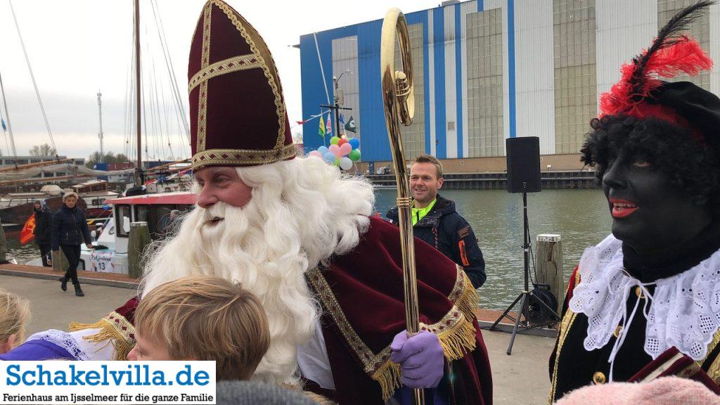 Sinterklaas und ein zwarte Piet Sinterklaas im Buitenhaven Makkum - Schakelvilla Ferienhaus mit Sauna und Ruderboot in Makkum am IJsselmeer