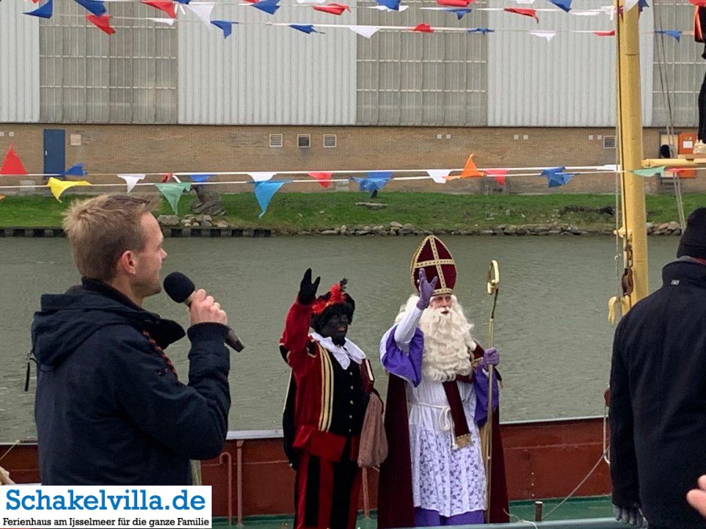 Sinterklaas und zwarte Piet werden begrüßt im Buitenhaven Makkum - Schakelvilla Ferienhaus mit Sauna und Ruderboot in Makkum am IJsselmeer
