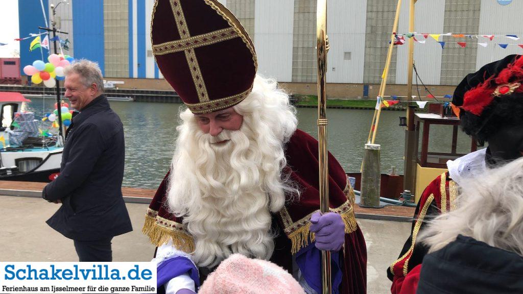 Intocht Sinterklaas Saint Nicolas im Buitenhaven Makkum 25 Sinterklaas verteilt Bombons Sinterklaas im Buitenhaven Makkum - Schakelvilla Ferienhaus mit Sauna und Ruderboot in Makkum am IJsselmeer