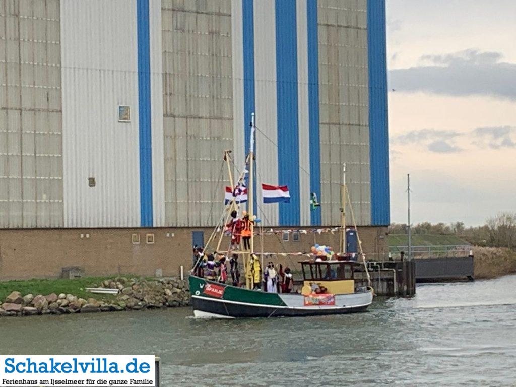 Intocht Sinterklaas Saint Nicolas im Buitenhaven Makkum 9 Sinterklaas volle Fahrt voraus im Buitenhaven Makkum - Schakelvilla Ferienhaus mit Sauna und Ruderboot in Makkum am IJsselmeer