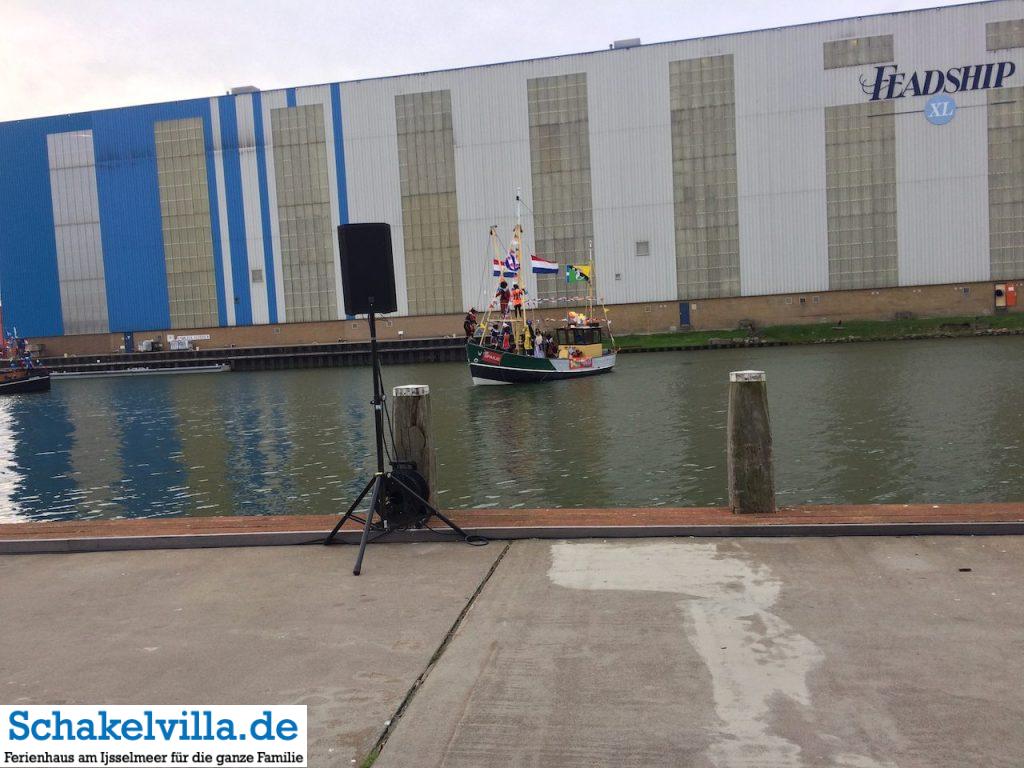 Intocht Sinterklaas Saint Nicolas im Buitenhaven Makkum 10 Sinterklaas wendetim Buitenhaven Makkum - Schakelvilla Ferienhaus mit Sauna und Ruderboot in Makkum am IJsselmeer