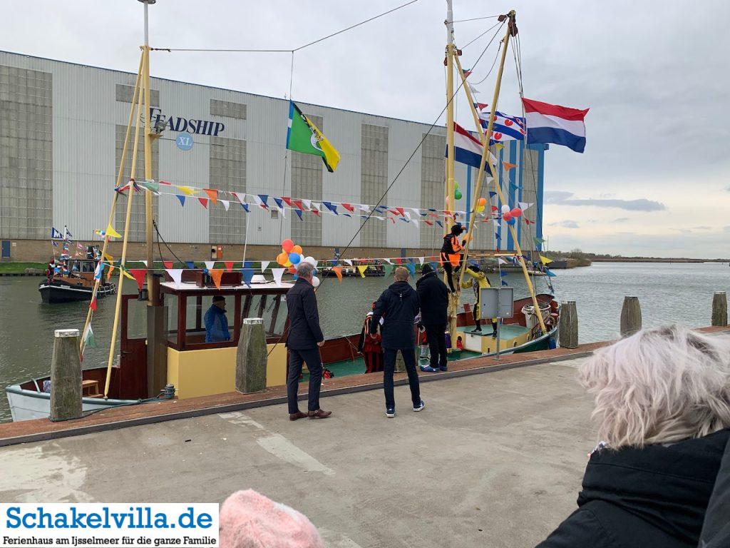 Sinterklaas wird aus dem Boot geholfen im Buitenhaven Makkum - Schakelvilla Ferienhaus mit Sauna und Ruderboot in Makkum am IJsselmeer
