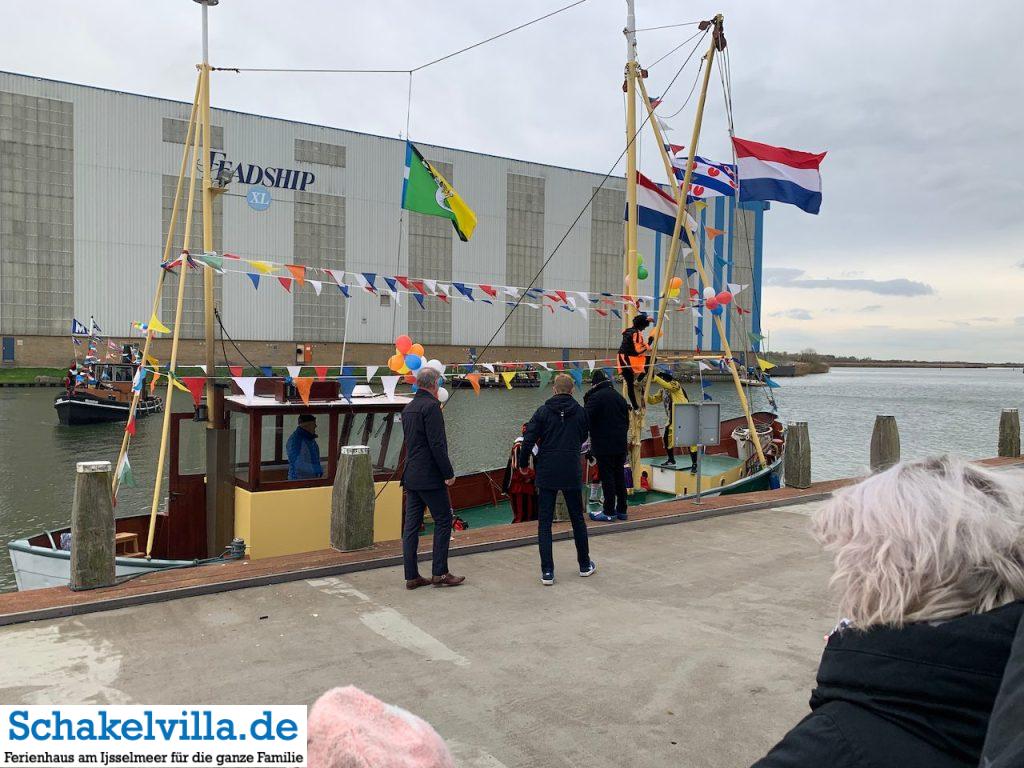 Intocht Sinterklaas Saint Nicolas im Buitenhaven Makkum 15 Sinterklaas wird aus dem Boot geholfen im Buitenhaven Makkum - Schakelvilla Ferienhaus mit Sauna und Ruderboot in Makkum am IJsselmeer