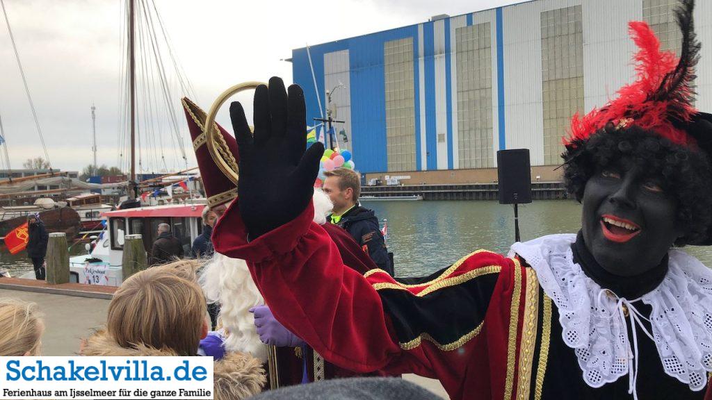 Intocht Sinterklaas Saint Nicolas im Buitenhaven Makkum 21 Zwarte Piet grüßt Sinterklaas im Buitenhaven Makkum - Schakelvilla Ferienhaus mit Sauna und Ruderboot in Makkum am IJsselmeer