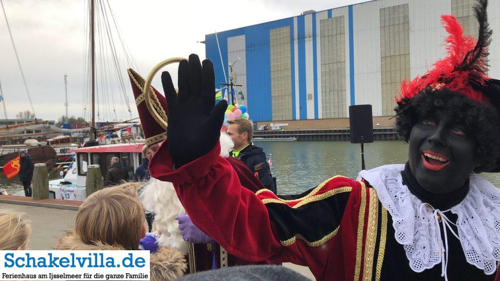 Zwarte Piet grüßt Sinterklaas im Buitenhaven Makkum - Schakelvilla Ferienhaus mit Sauna und Ruderboot in Makkum am IJsselmeer